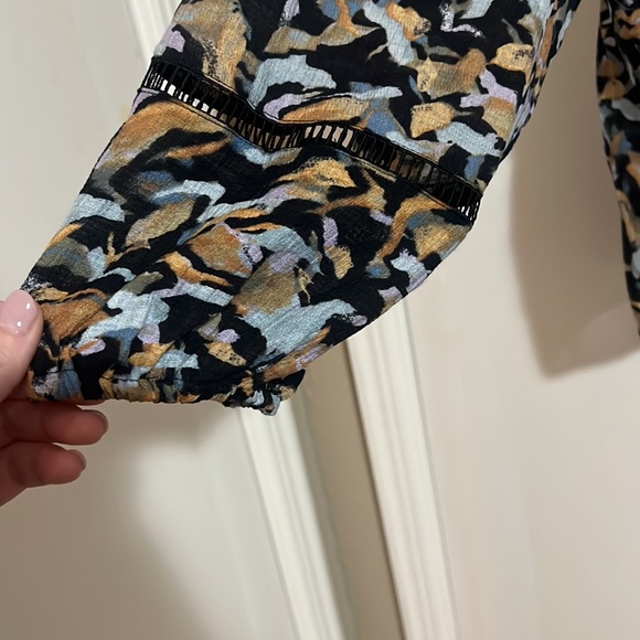 Patterned Long Sleeve Blouse - Picture 5 of 6